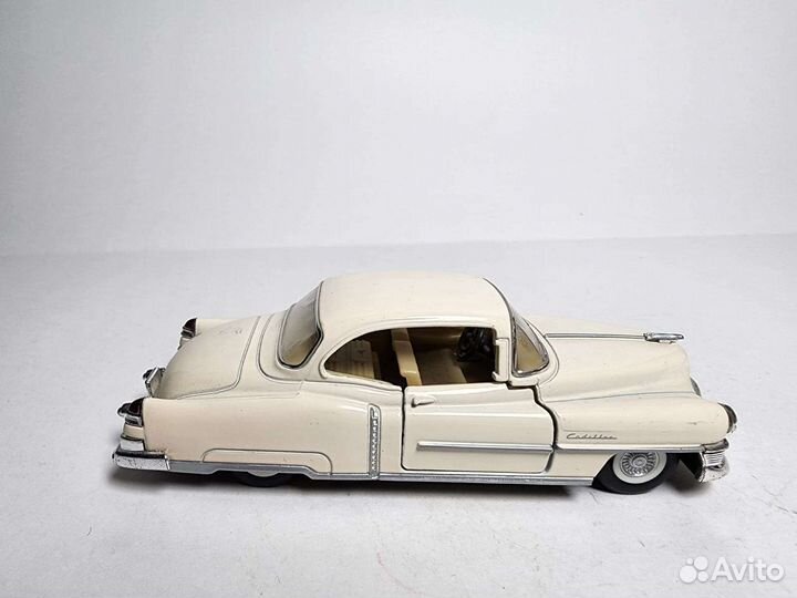 Cadillac Series 62 Kinsmart 1:43