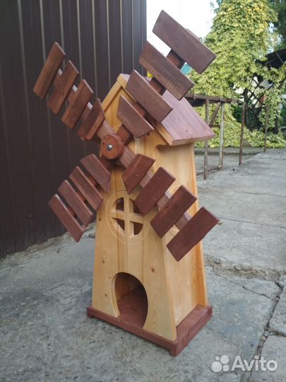 Мельница из массива дерева для сада