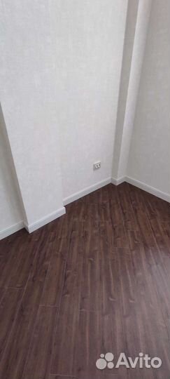 Установка напольных плинтусов