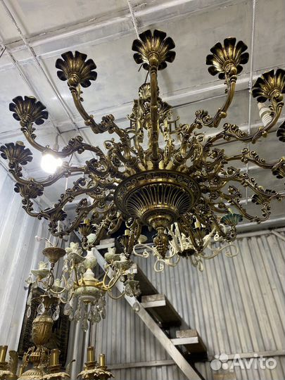 Большая люстра