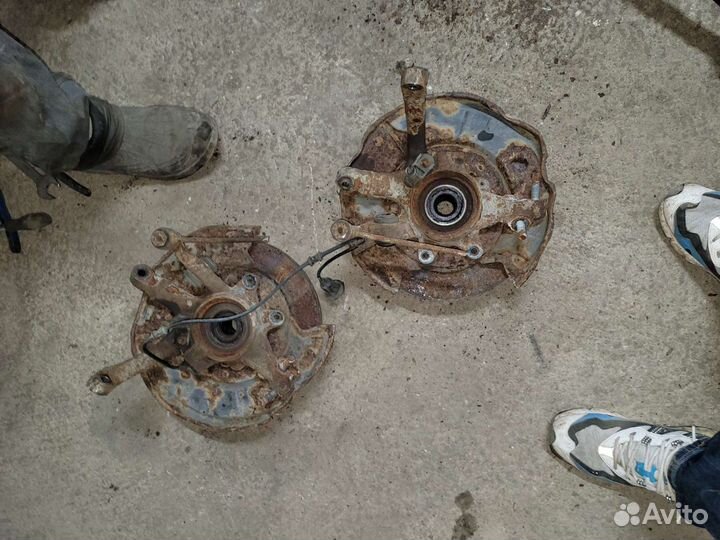 Кулаки в сборе на мерседес 220