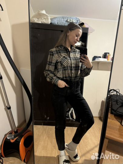 Рубашка и джинсы