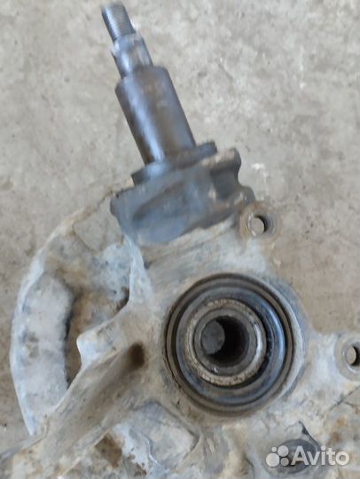 Левый кулак Nissan Primera P10