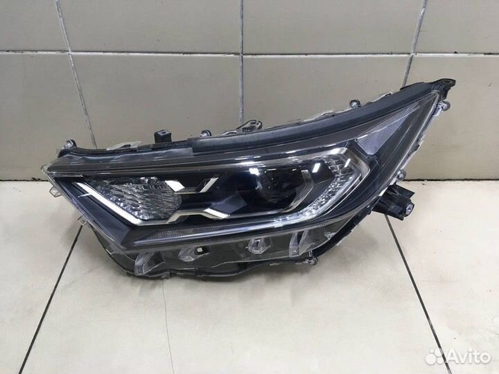 Фара передняя левая Toyota RAV4