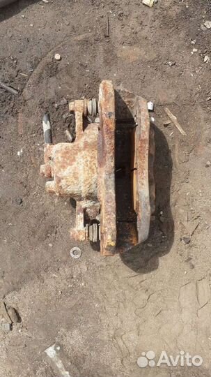 Суппорт передний правый Митсубиси Лансер 9