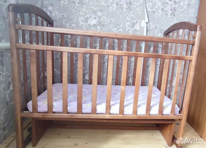 Детская кроватка с поперечным маятником