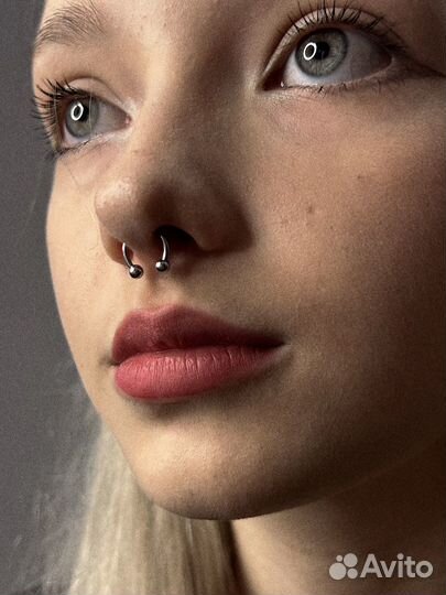 Пирсинг в студии у метро