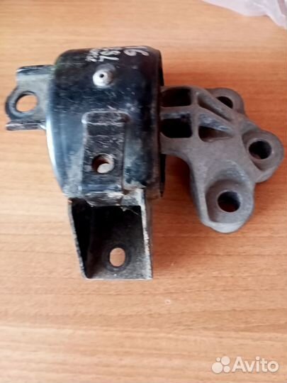 Подушка крепления левая на Опель Мокка