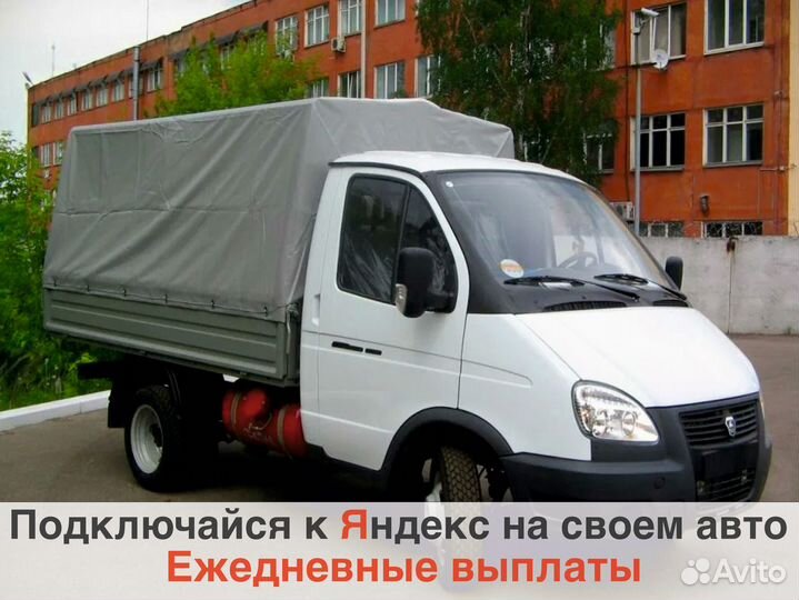 Водитель на своем грузовом авто