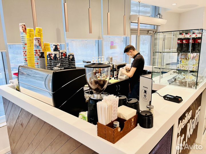 Бариста в кофейню