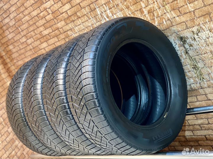 Pirelli Ice Zero FR 215/65 R16