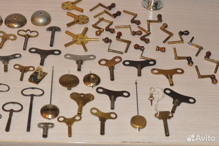 Разные старинные ключи для часов и мебели
