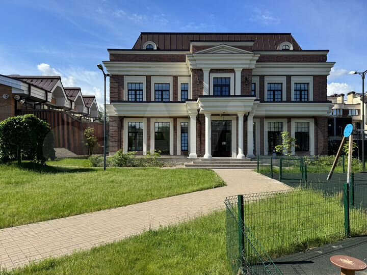 Коттедж 762 м² на участке 15 сот.