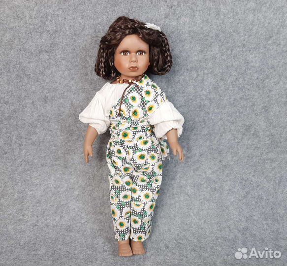 Кукла фарфоровая мулатка