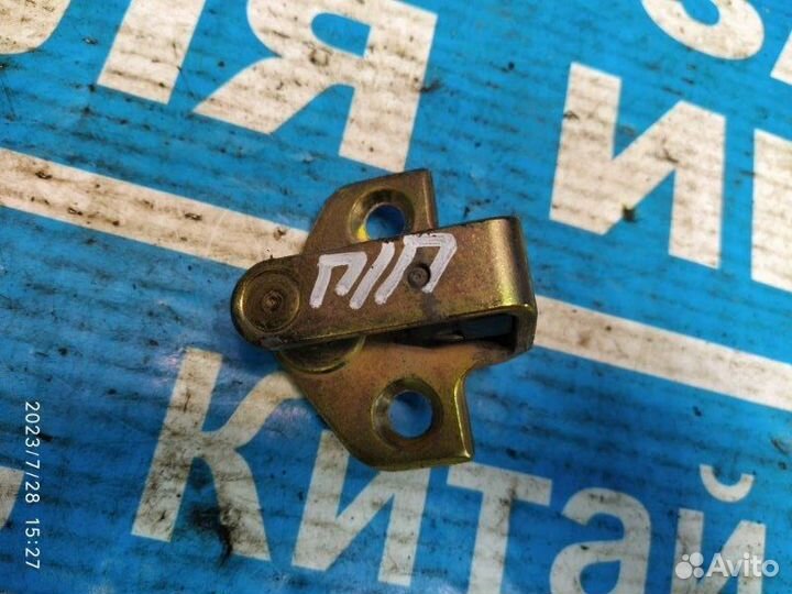 Петля замка двери передняя прав. Ford Mondeo 00-07