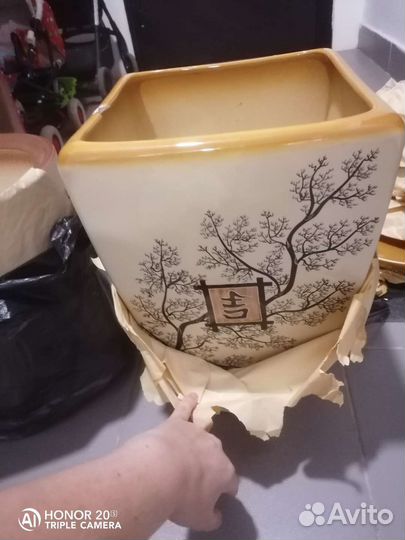 Большие новые керамические горшки, вазы