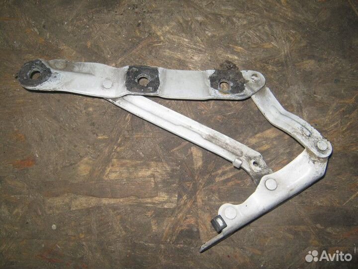 Петля багажника левая Volkswagen Vento