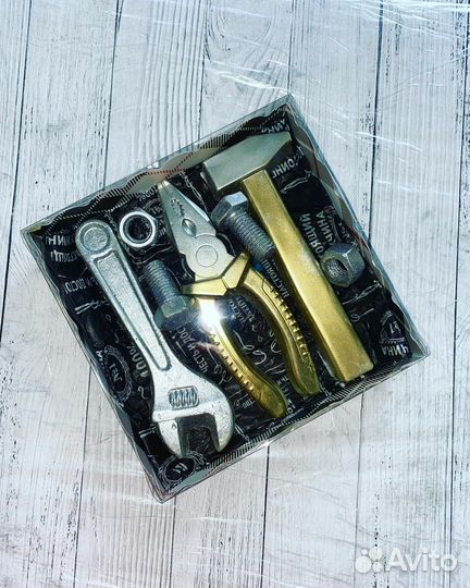 Шоколадный подарок на 23 февраля инструменты