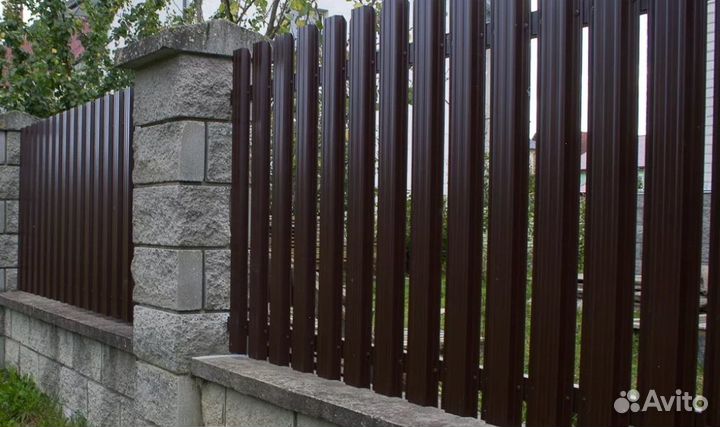 Забор из евроштакетника с металлическими столбами