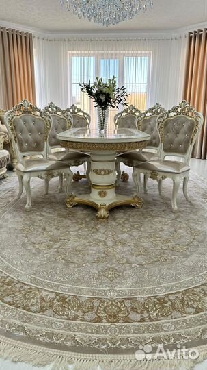 Стол и стулья 