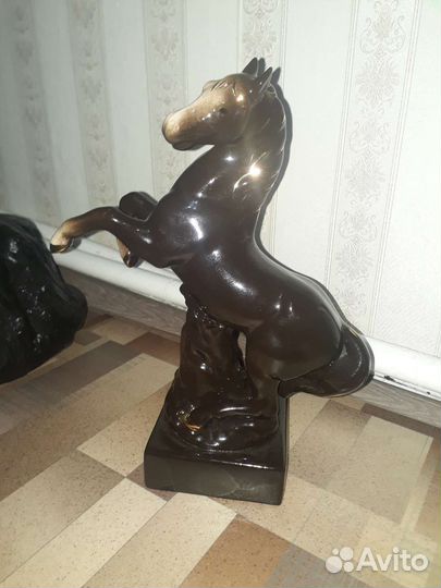 Конь фарфор