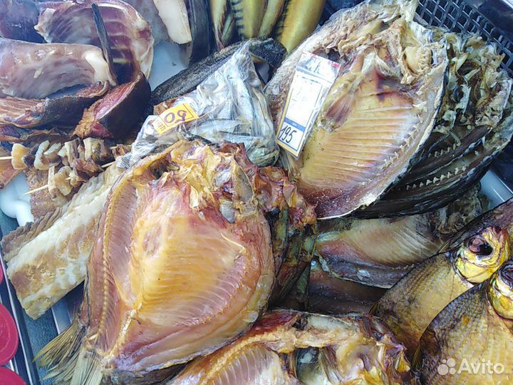 Раки живые и рыба в ассортименте