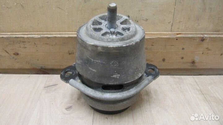 Опора двигателя правая Volkswagen Touareg 2002-201