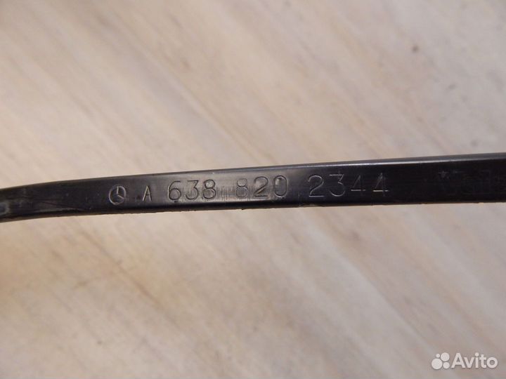 Поводок дворника левый Mercedes Vito 638