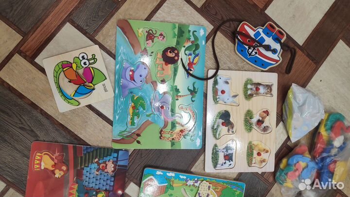 Пазлы, игрушки и книжки