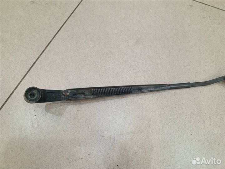 Поводок стеклоочистителя передний левый Mitsubish