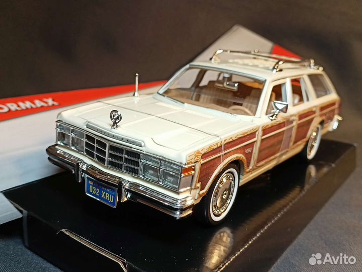 Модель Chrysler LeBaron Town&Country Motormax 1:24