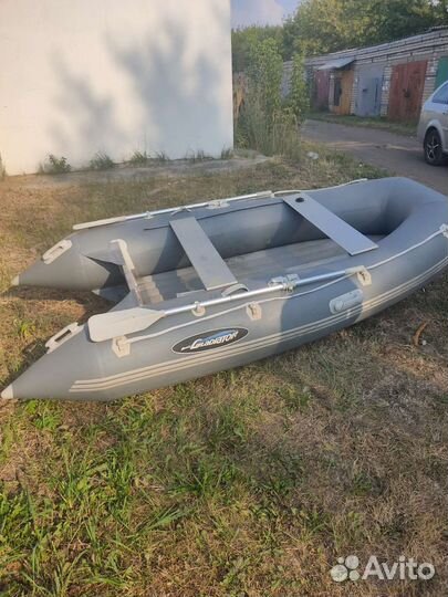 Лодка Gladiator E330LT