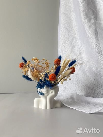 Интерьерная композиция из сухоцветов в кашпо