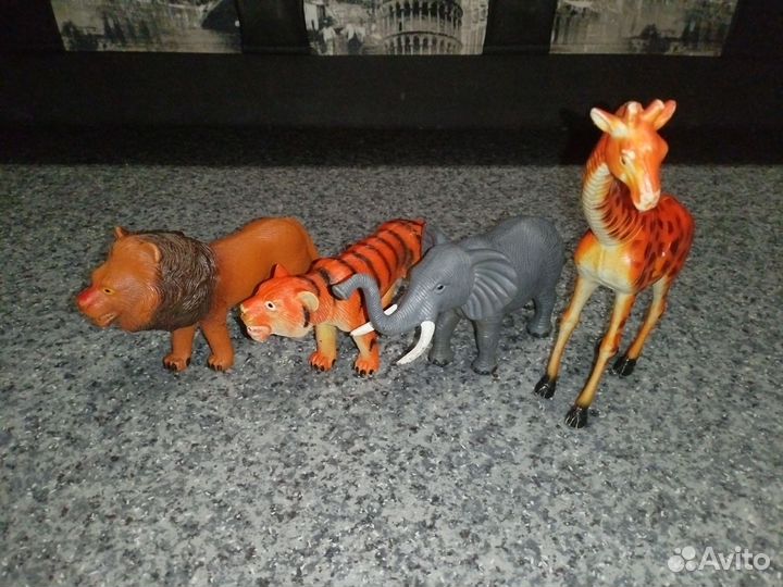 Игрушки животные и динозавры