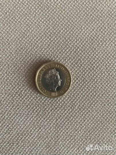 Монета one pound Elizabeth II