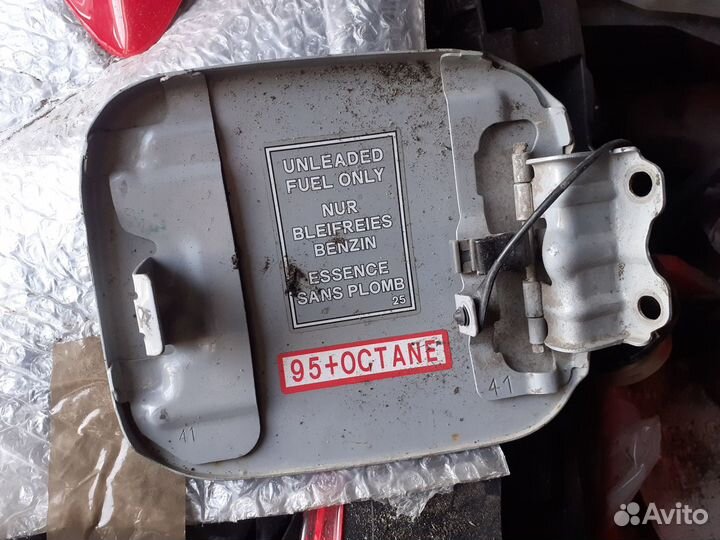 Лючок бензобака (топливного бака) Mitsubishi Lance