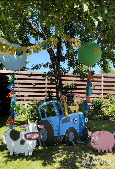 Фотозона синий трактор
