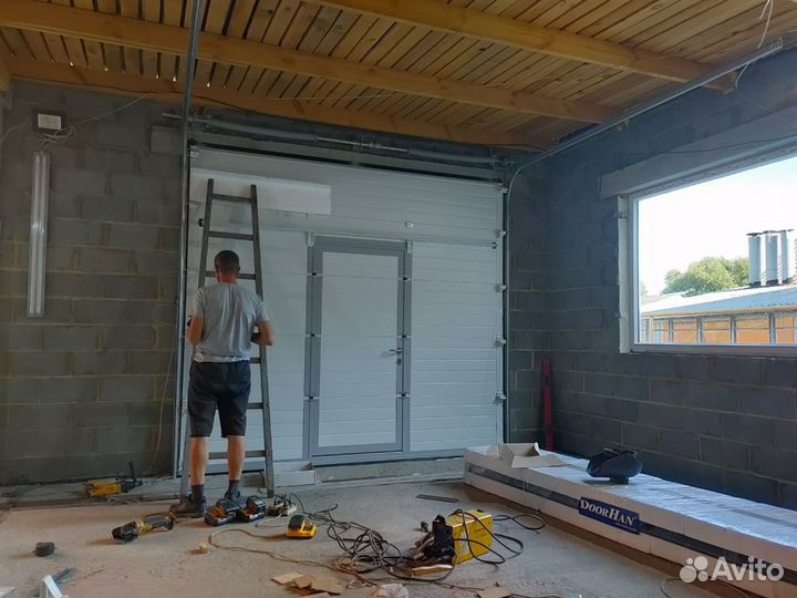 Гаражные секционные ворота RSD02ALU