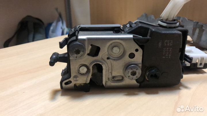 Замок задней правой двери peugeot 308