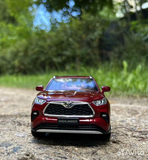 Модель металлической машинки Toyota Highlander