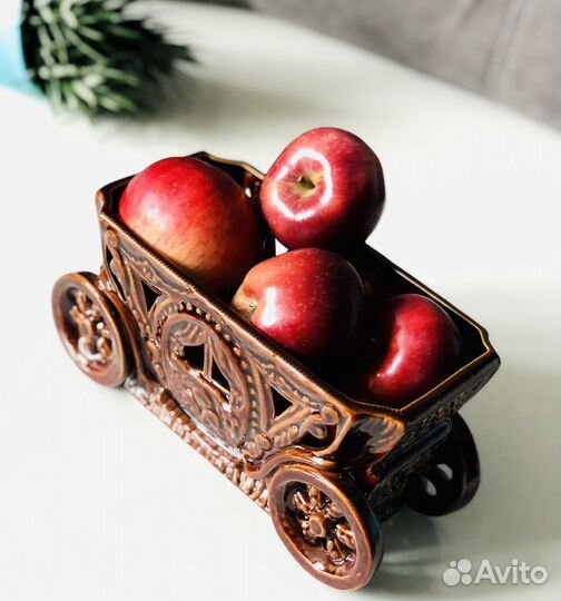 Ваза керамическая резная Карета