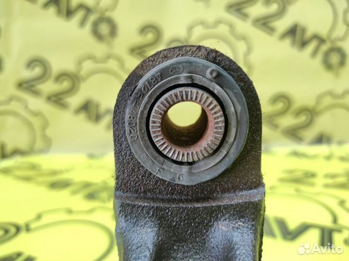 Цапфа (поворотный кулак) задняя правая Toyota