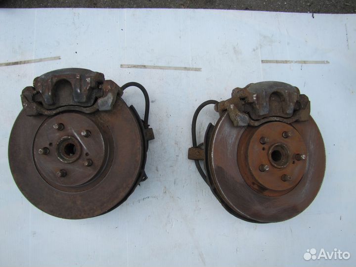 Toyota Avensis поворотный кулак