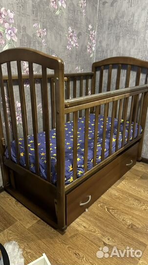 Детская кроватка с маятником и ящиком
