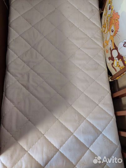 Детская кроватка с маятником и ящиком