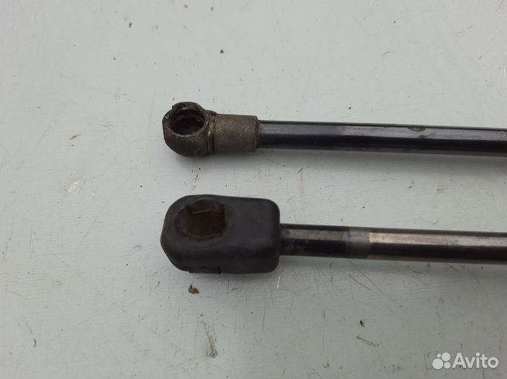 Амортизатор крышки багажника Volkswagen Passat B3