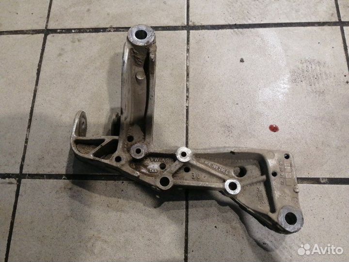 Кронштейн подрамника правый Audi А3 8P BVZ 2 2006