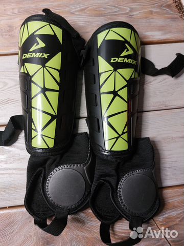 Защита голени футбольная новая Demix