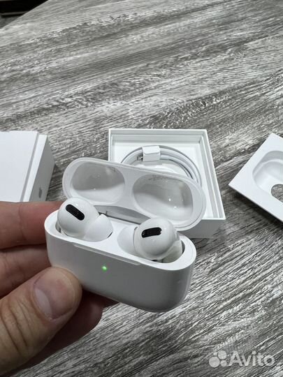 Наушники Apple AirPods Pro MagSafe Charging Case