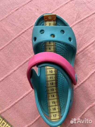 Босоножки для девочки crocs